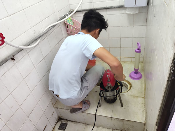 舟山管道堵塞冒臭气 专业师傅现场解决问题
